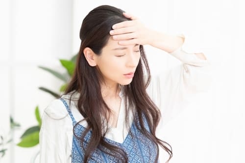 うつ病からくる辛い症状に悩む女性